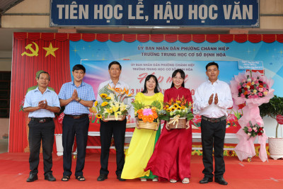 TRƯỜNG THCS ĐỊNH HÒA TỔ CHỨC THI CẮM HOA VÀ HỌP MẶT KỈ NIỆM 43 NĂM NGÀY NHÀ GIÁO VIỆT NAM (20/11/1982 - 20/11/2025)