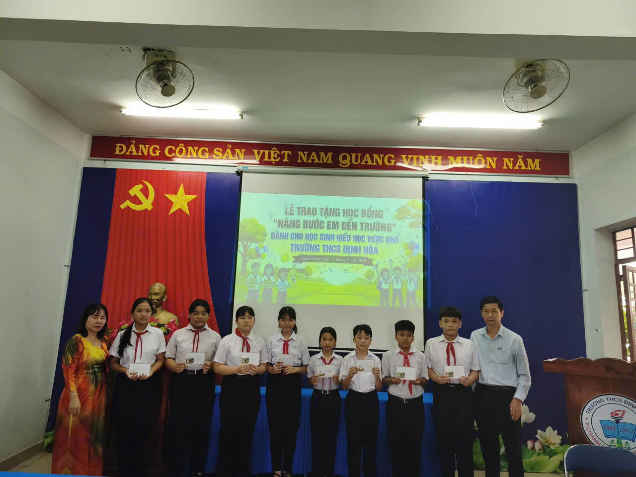 LỄ TRAO HỌC BỔNG "NÂNG BƯỚC EM ĐẾN TRƯỜNG" NĂM HỌC 2026–2027